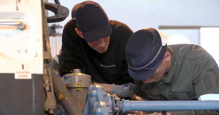 techniciens de maintenance aéronautique