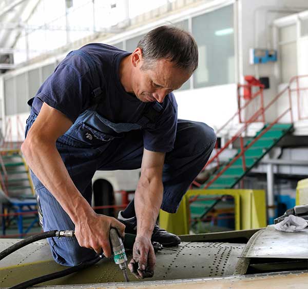 Les formations et certifications pour exceller en tant qu'ajusteur-monteur