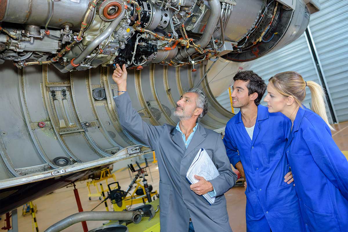 Devenir mécanicien aéronautique : compétences requises, formations et perspectives de carrière